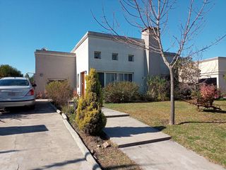 Foto 1 de VENTA CASA 4 AMBIENTES EN DIQUE LUJÁN
