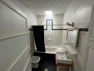 Casa en venta - 2 Dormitorios 1 Baño - Cocheras - 300mts2  - La Plata