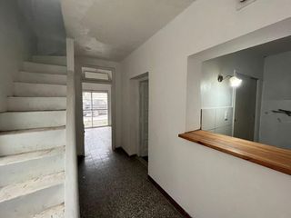Casa en venta - 2 Dormitorios 1 Baño - Cocheras - 300mts2  - La Plata
