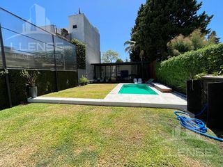 Casa 5 ambientes con cocheras y piscina en venta - Quilmes Oeste