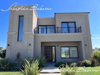 Venta de casa con fondo a laguna en Los Talas, Ezeiza (SBRE000653)