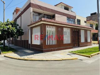 Foto 2 de ACOGEDORA CASA DE 3 PISOS FRENTE A PARQUE

PRIMER PISO:

Sala, Comedor, Cocina, Baño de visita, Lavandería y tendal.

SEGUNDO PISO:

04 Dormit