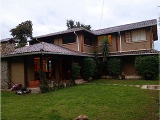 Se arrienda casa con amplio jardín, vista privilegiada. CUMBAYA