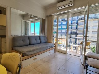 Foto 5 de Alquiler Temp · Departamento · Dos ambientes · Vista a la plaza - Av. Colón 2134