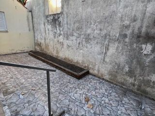 Chalet de 4 ambientes con garaje  doble a restaurar, en Villa Primera.