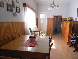 Foto 1 de Casa 4 ambientes, ideal hostel, instituto, oficinas. Olazábal y Bolívar