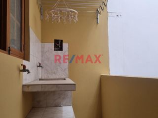 Foto 3 de Se alquila amplio y cómodo departamento en una zona muy tranquila y segura, en segundo piso con 03 habitaciones y dos baños, sala  y comedor con buena