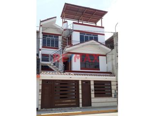 Foto 1 de Se alquila amplio y cómodo departamento en una zona muy tranquila y segura, en segundo piso con 03 habitaciones y dos baños, sala  y comedor con buena