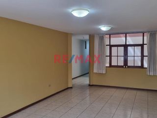 Foto 6 de Se alquila amplio y cómodo departamento en una zona muy tranquila y segura, en segundo piso con 03 habitaciones y dos baños, sala  y comedor con buena