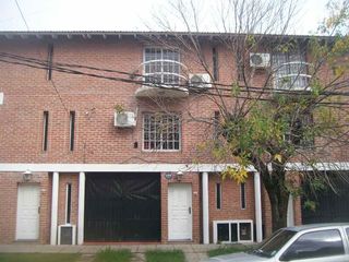 Foto 1 de Triplex en venta en Lanus Oeste