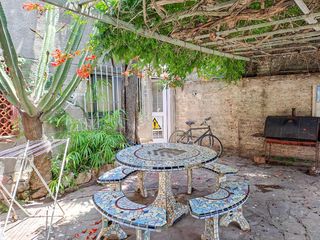 Casa en venta 4 ambientes con jardin, quincho, parrilla y departamento,  a reciclar - Lomas de Zamora