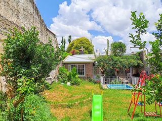 Casa en venta 4 ambientes con jardin, quincho, parrilla y departamento,  a reciclar - Lomas de Zamora