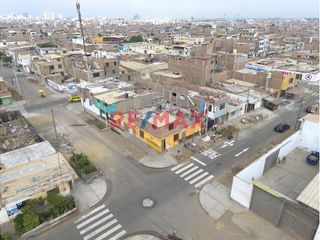 Foto 3 de ¡Gran oportunidad! Se vende casa como terreno en esquina, ubicado en buenos aires sur, a una cuadra de la Avenida Manuel Seoane. Cerca a tiendas, merc