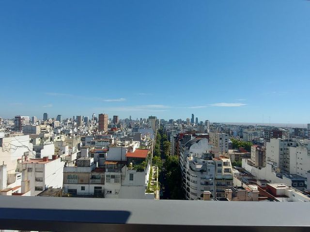 Dependencia de servicio. Semipiso. Dos cocheras. Seguridad 24hs. Vista Panorámica.