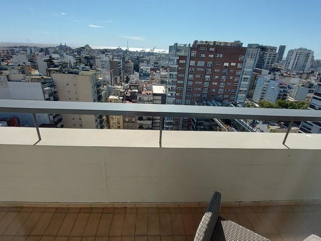 Dependencia de servicio. Semipiso. Dos cocheras. Seguridad 24hs. Vista Panorámica.
