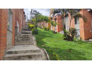 Vendo casa en unidad cerrada sector San Cristóbal área 80 m2 .