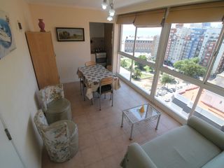 Foto 1 de Departamento · 2 ambientes · vista lateral a la plaza