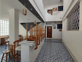SE VENDE HOTEL ESQUINERO EN SALINAS A UNA CUADRA DEL MALECON