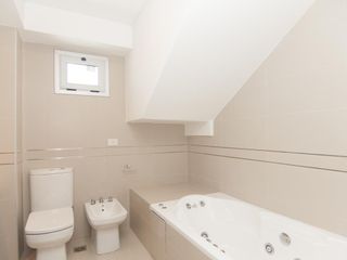 Departamento triplex muy luminoso con cuatro cocheras y parrilla privada - Quilmes