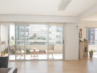 Departamento triplex muy luminoso con cuatro cocheras y parrilla privada - Quilmes