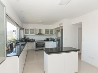 Departamento triplex muy luminoso con cuatro cocheras y parrilla privada - Quilmes