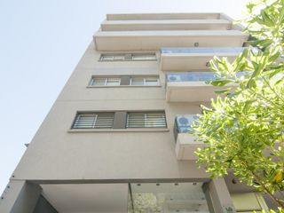 Departamento triplex muy luminoso con cuatro cocheras y parrilla privada - Quilmes