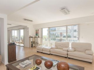 Departamento triplex muy luminoso con cuatro cocheras y parrilla privada - Quilmes