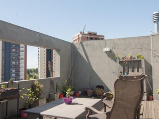 Departamento triplex muy luminoso con cuatro cocheras y parrilla privada - Quilmes
