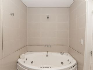 Departamento triplex muy luminoso con cuatro cocheras y parrilla privada - Quilmes