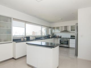 Departamento triplex muy luminoso con cuatro cocheras y parrilla privada - Quilmes