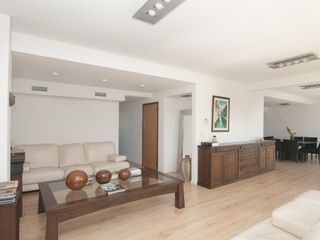 Departamento triplex muy luminoso con cuatro cocheras y parrilla privada - Quilmes