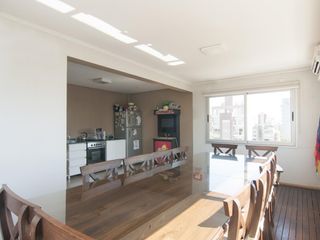 Departamento triplex muy luminoso con cuatro cocheras y parrilla privada - Quilmes