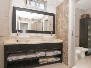 Departamento triplex muy luminoso con cuatro cocheras y parrilla privada - Quilmes