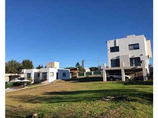 Foto 4 de ALQUILER TEMPORARIO CASA EN TANTI CON PILETA