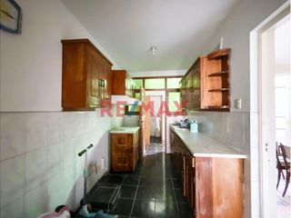 Foto 3 de Es tu oportunidad de vivir en el distrito más seguro y tranquilo de Lima.

La casa se ubica en una linda y bien cuidada quinta, a una cuadra del mal