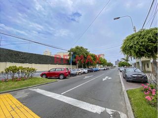 Foto 18 de Es tu oportunidad de vivir en el distrito más seguro y tranquilo de Lima.

La casa se ubica en una linda y bien cuidada quinta, a una cuadra del mal
