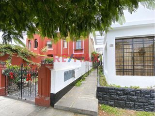 Foto 1 de Es tu oportunidad de vivir en el distrito más seguro y tranquilo de Lima.

La casa se ubica en una linda y bien cuidada quinta, a una cuadra del mal