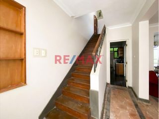 Foto 2 de Es tu oportunidad de vivir en el distrito más seguro y tranquilo de Lima.

La casa se ubica en una linda y bien cuidada quinta, a una cuadra del mal