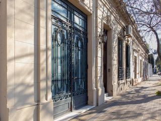 Casa antigua reciclada frente a la plaza principal de Lobos
