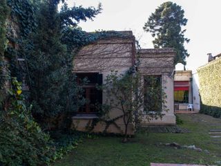 Casa antigua reciclada frente a la plaza principal de Lobos
