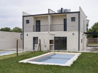 Casa en Funes Norte 2 dormitorios c/ patio pileta y parrillero
