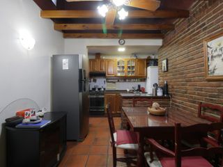 VENTA DE CASA 4 AMBIENTES LOTE PROPIO EN PARQUE CHAS