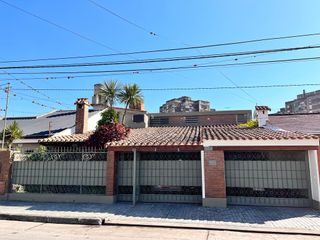 Amplia casa de 3 dormitorios   playroom en VENTA, en Barrio Obispo Piedrabuena, SMT
