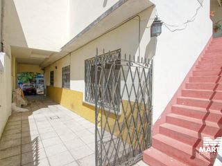 Casa multifamiliar con dos locales - San Isidro