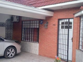 Casa en venta - 3 Dormitorios 2 Baños 1 Cochera - 120Mts2 - Quilmes Oeste