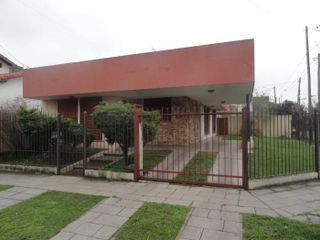 Casa en Venta - 3 dormitorios 2 baños - 263mts2 - Quilmes Oeste