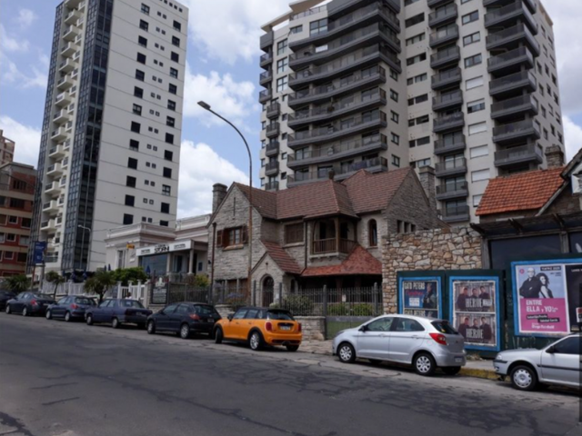 MAGNIFICO CHALET PARA EXIGENTES, FRENTE AL MAR. (LOTE EN PH)