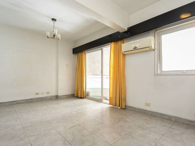 DEPARTAMENTO MONOAMB. DIVISIBLE, CON BALCON