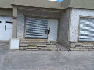 Foto 1 de Casa Fondo en venta en Villa Luzuriaga