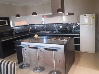 Casa en venta - 3 dormitorios 4 baños 2 cocheras - 600mts2 - José Hernández